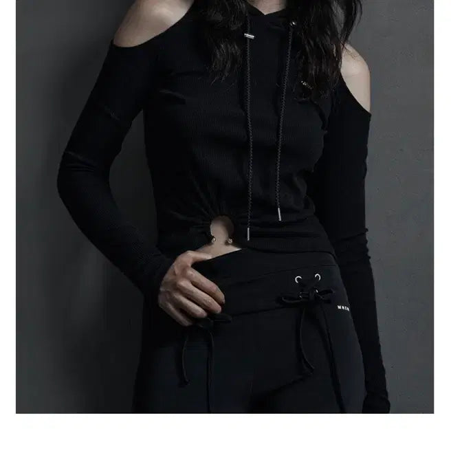 [BUNJANG] mnem Off-Shoulder Ring Cutout Hoodie Black / [mnem] 오프숄더 후드 ring cutout hoodie[black]