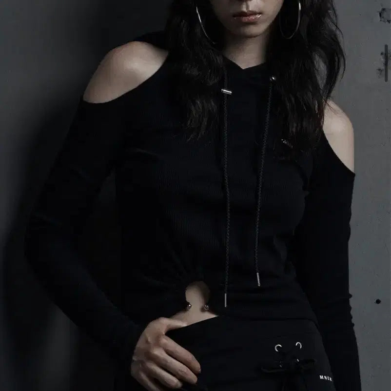 [BUNJANG] mnem Off-Shoulder Ring Cutout Hoodie Black / [mnem] 오프숄더 후드 ring cutout hoodie[black]