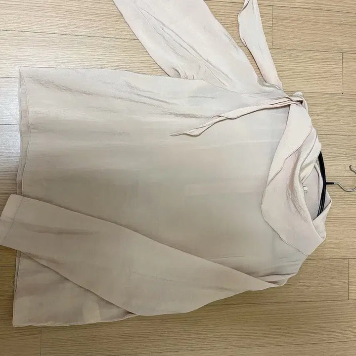 [SOLD OUT] 어퓨즈 앤드 머플러 블라우스