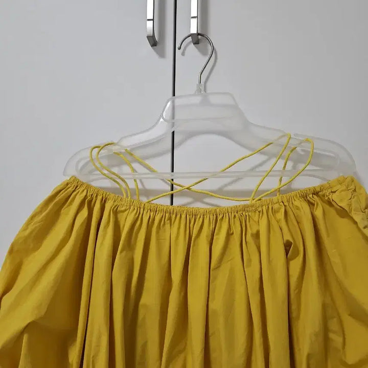 [BUNJANG] Yellow Off-Shoulder Blouse with Shirring and Puff Sleeves / 옐로우 오프숄더 블라우스 셔링 퍼프 소매