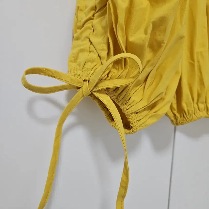[BUNJANG] Yellow Off-Shoulder Blouse with Shirring and Puff Sleeves / 옐로우 오프숄더 블라우스 셔링 퍼프 소매