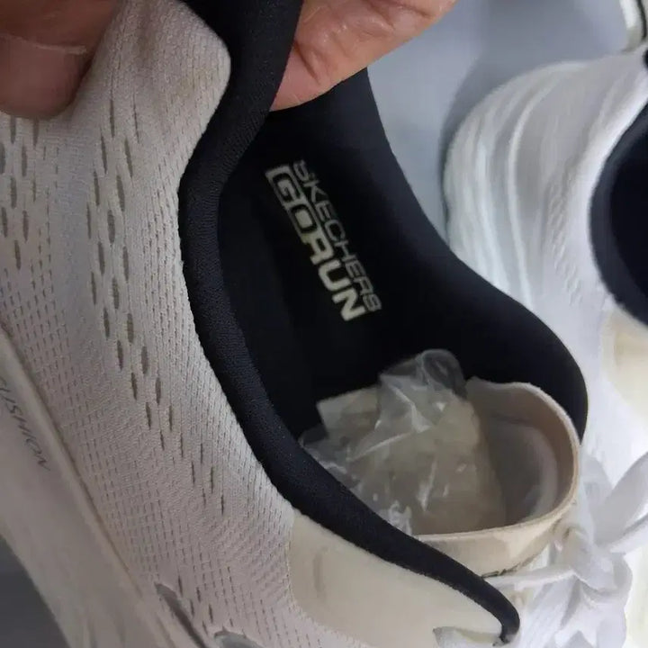 [BUNJANG] Skechers Sneakers (Size 300) / 운동화 300  스케처스