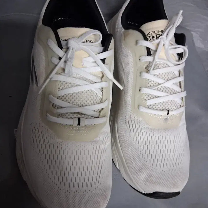 [BUNJANG] Skechers Sneakers (Size 300) / 운동화 300  스케처스