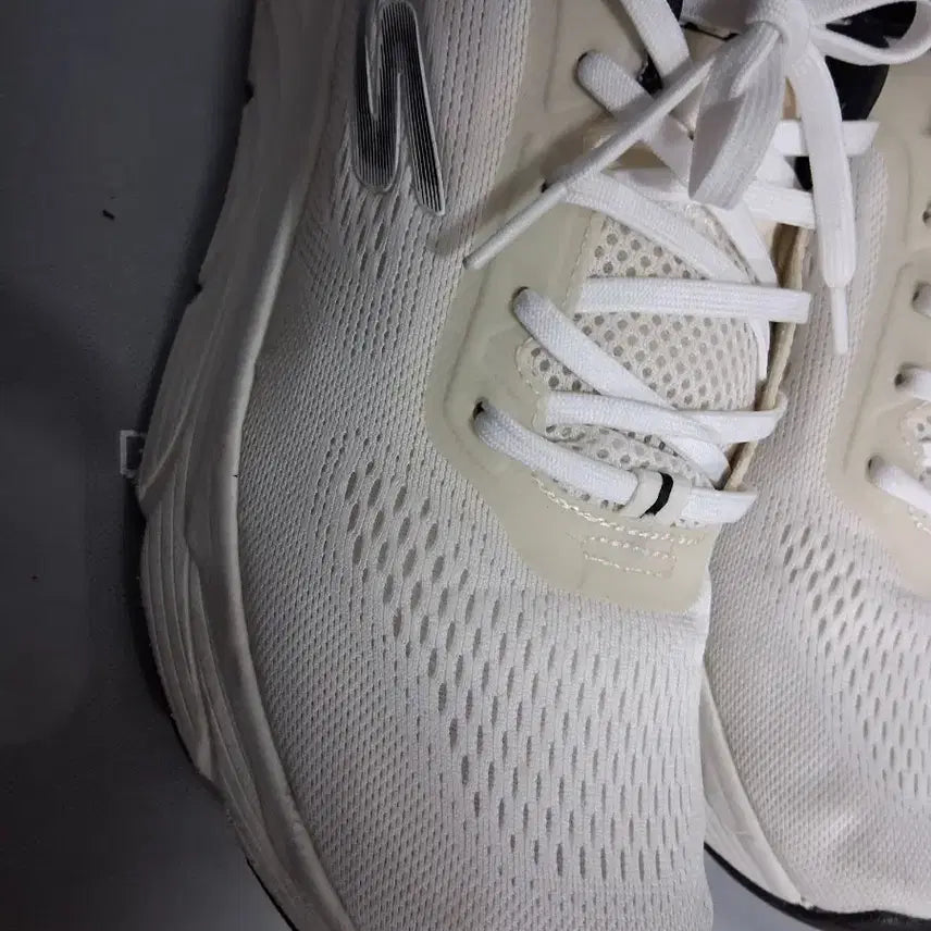 [BUNJANG] Skechers Sneakers (Size 300) / 운동화 300  스케처스