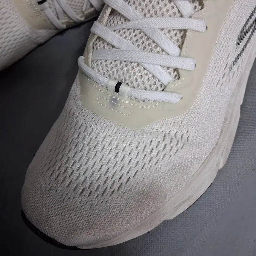 [BUNJANG] Skechers Sneakers (Size 300) / 운동화 300  스케처스
