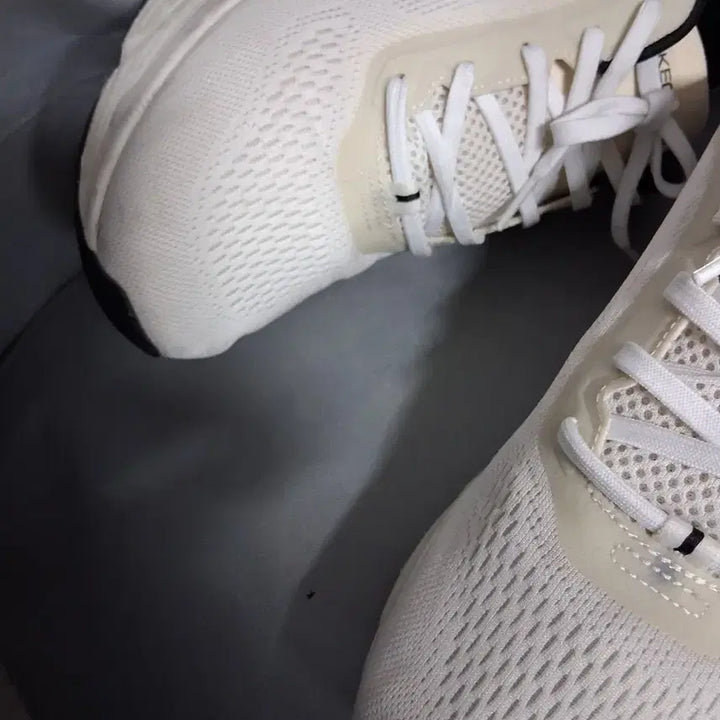[BUNJANG] Skechers Sneakers (Size 300) / 운동화 300  스케처스