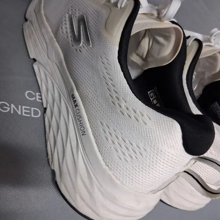 [BUNJANG] Skechers Sneakers (Size 300) / 운동화 300  스케처스