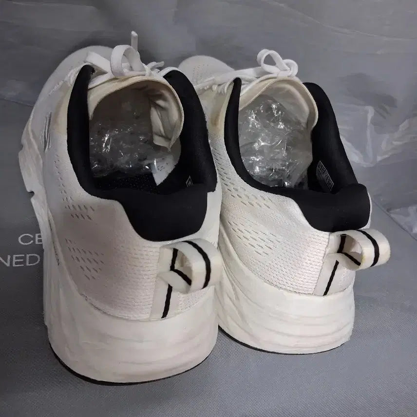 [BUNJANG] Skechers Sneakers (Size 300) / 운동화 300  스케처스
