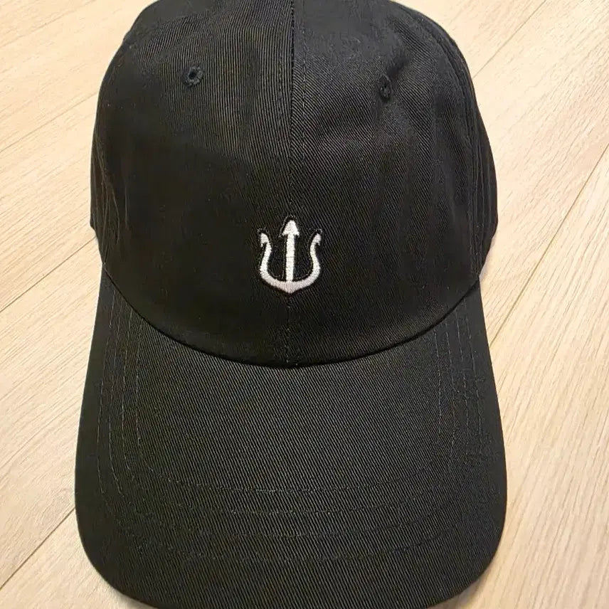 [BUNJANG] Black Trident Embroidery Ball Cap / 블랙 삼지창 자수 볼캡 새상품