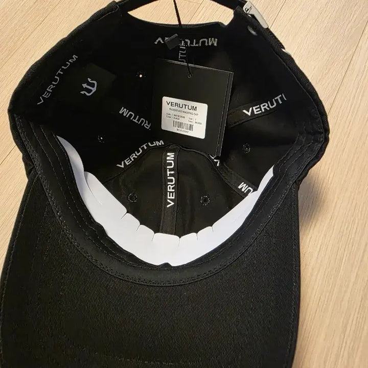 [BUNJANG] Black Trident Embroidery Ball Cap / 블랙 삼지창 자수 볼캡 새상품