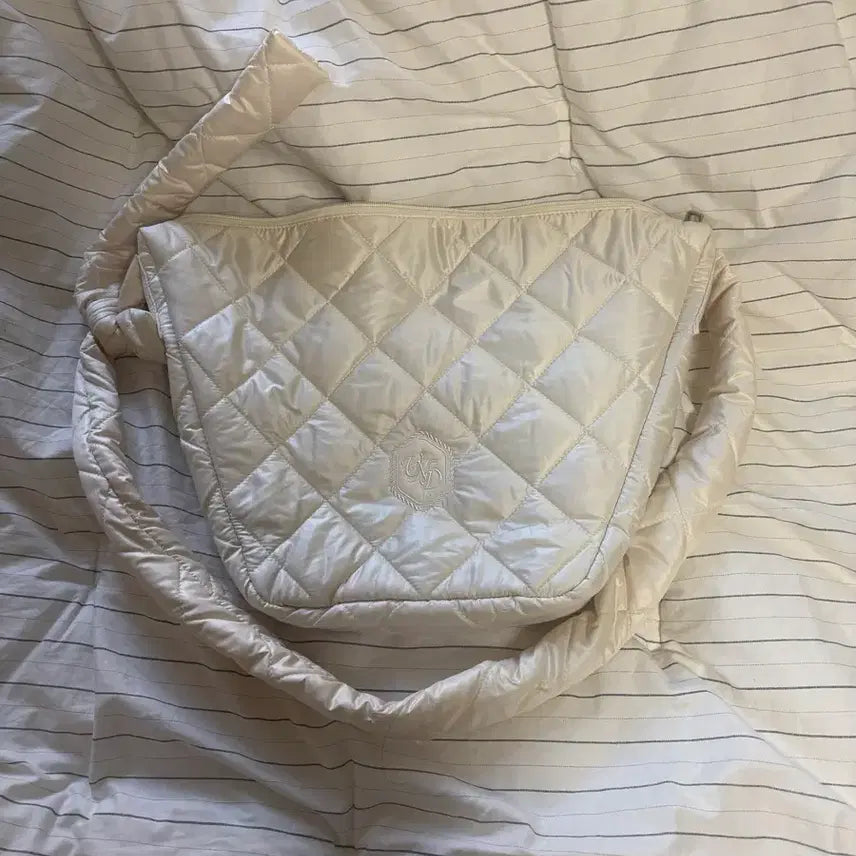 [BUNJANG] UNT10 Mela Padded Bag Vanilla / 운트에이 메라 패딩백 바닐라