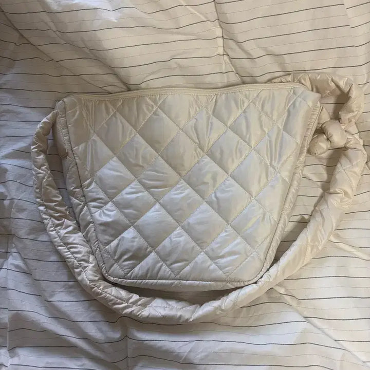 [BUNJANG] UNT10 Mela Padded Bag Vanilla / 운트에이 메라 패딩백 바닐라