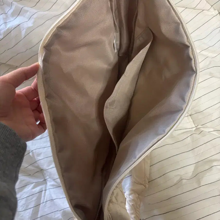 [BUNJANG] UNT10 Mela Padded Bag Vanilla / 운트에이 메라 패딩백 바닐라