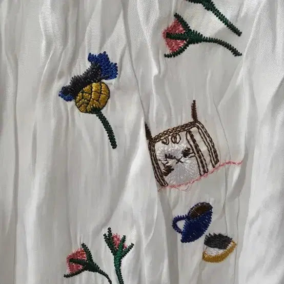 [BUNJANG] White Embroidered Short-Sleeved Blouse / 화이트 자수 반팔 블라우스