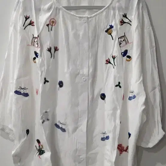[BUNJANG] White Embroidered Short-Sleeved Blouse / 화이트 자수 반팔 블라우스