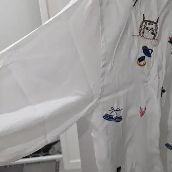 [BUNJANG] White Embroidered Short-Sleeved Blouse / 화이트 자수 반팔 블라우스