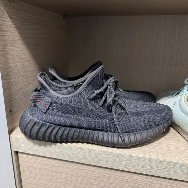 [BUNJANG] Adidas Yeezy Boost 350 V2 Black Non-Reflective Sneakers / 이지부스트 350 v2 블랙 논레플렉티브
