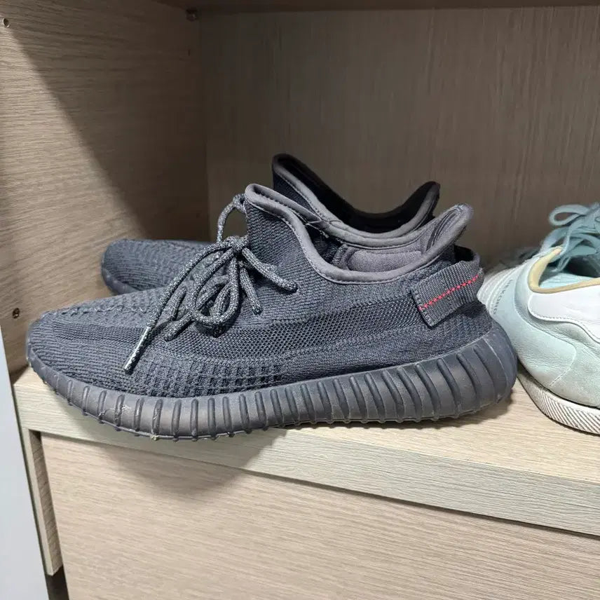 [BUNJANG] Adidas Yeezy Boost 350 V2 Black Non-Reflective Sneakers / 이지부스트 350 v2 블랙 논레플렉티브