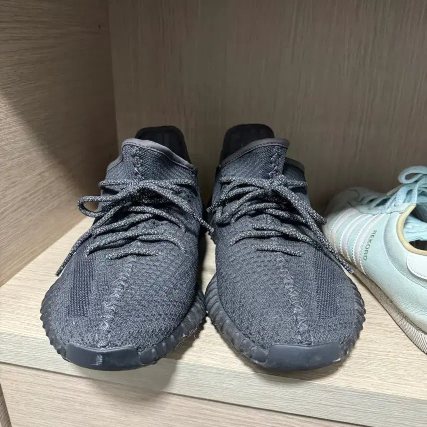 [BUNJANG] Adidas Yeezy Boost 350 V2 Black Non-Reflective Sneakers / 이지부스트 350 v2 블랙 논레플렉티브