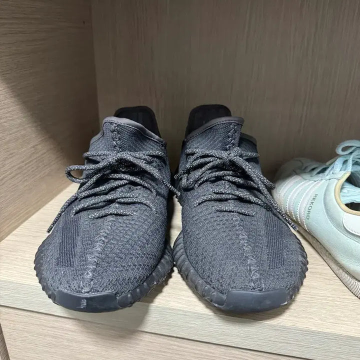 [BUNJANG] Adidas Yeezy Boost 350 V2 Black Non-Reflective Sneakers / 이지부스트 350 v2 블랙 논레플렉티브