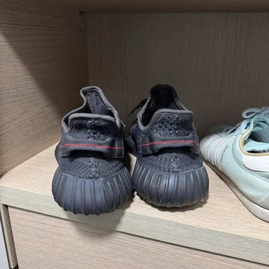 [BUNJANG] Adidas Yeezy Boost 350 V2 Black Non-Reflective Sneakers / 이지부스트 350 v2 블랙 논레플렉티브