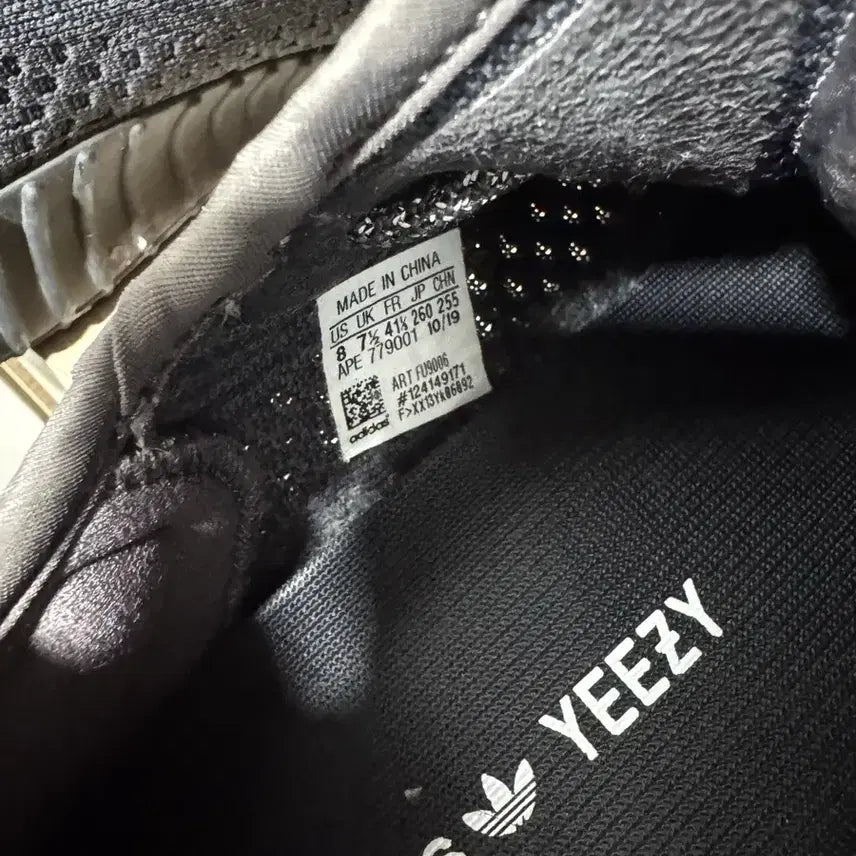 [BUNJANG] Adidas Yeezy Boost 350 V2 Black Non-Reflective Sneakers / 이지부스트 350 v2 블랙 논레플렉티브