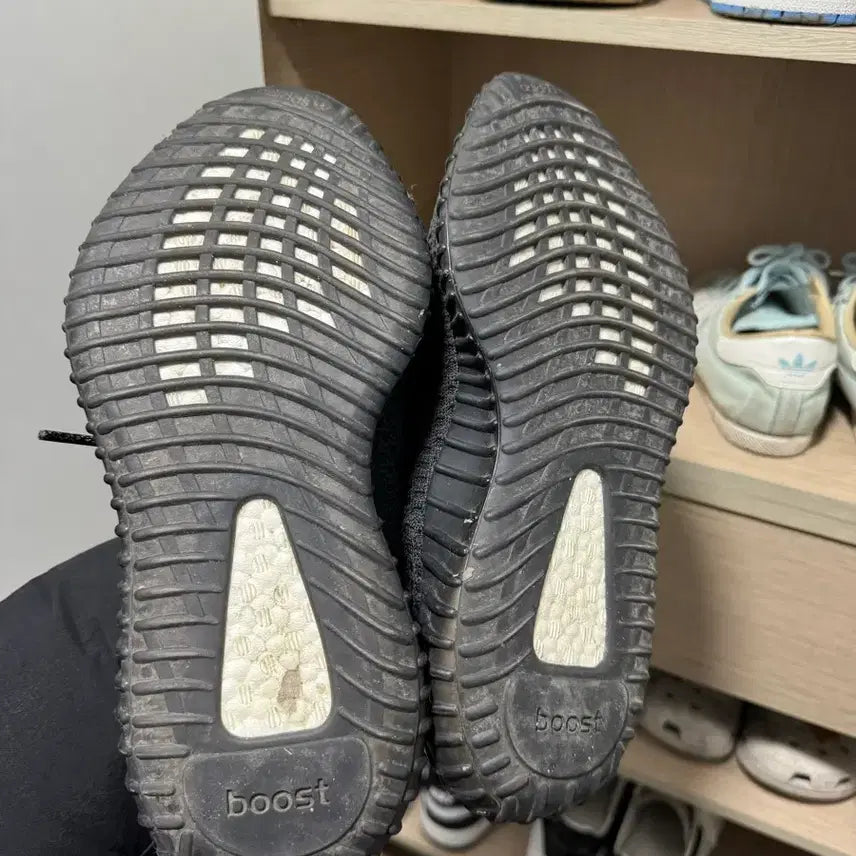 [BUNJANG] Adidas Yeezy Boost 350 V2 Black Non-Reflective Sneakers / 이지부스트 350 v2 블랙 논레플렉티브