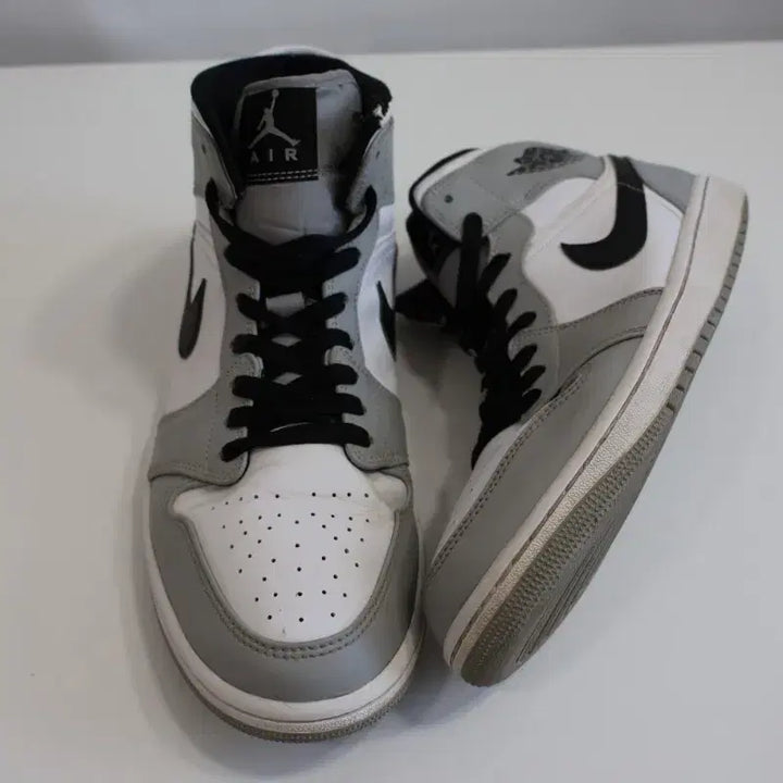 [BUNJANG] Nike Air Jordan 1 Mid Light Smoke Grey / 나이키 에어 조던 1 미드 라이트 스모크 그레이 280