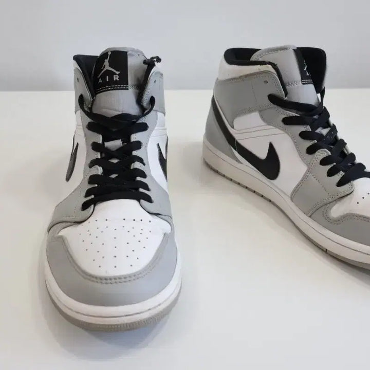[BUNJANG] Nike Air Jordan 1 Mid Light Smoke Grey / 나이키 에어 조던 1 미드 라이트 스모크 그레이 280