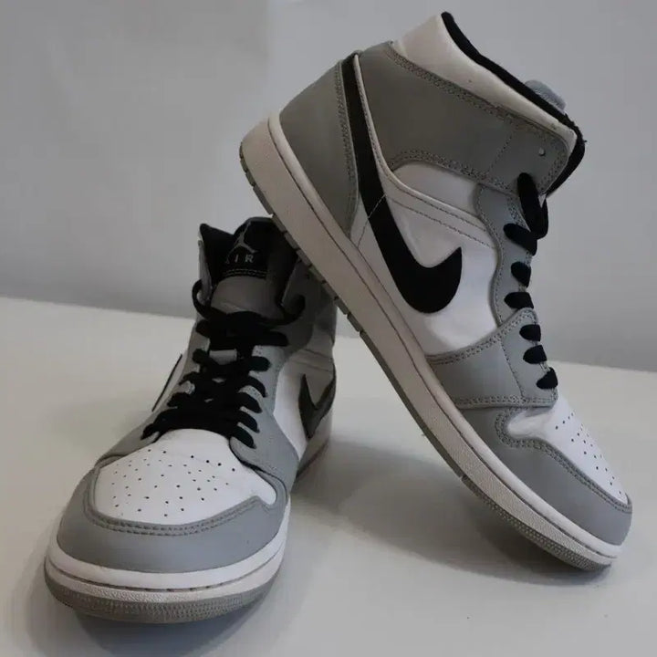 [BUNJANG] Nike Air Jordan 1 Mid Light Smoke Grey / 나이키 에어 조던 1 미드 라이트 스모크 그레이 280