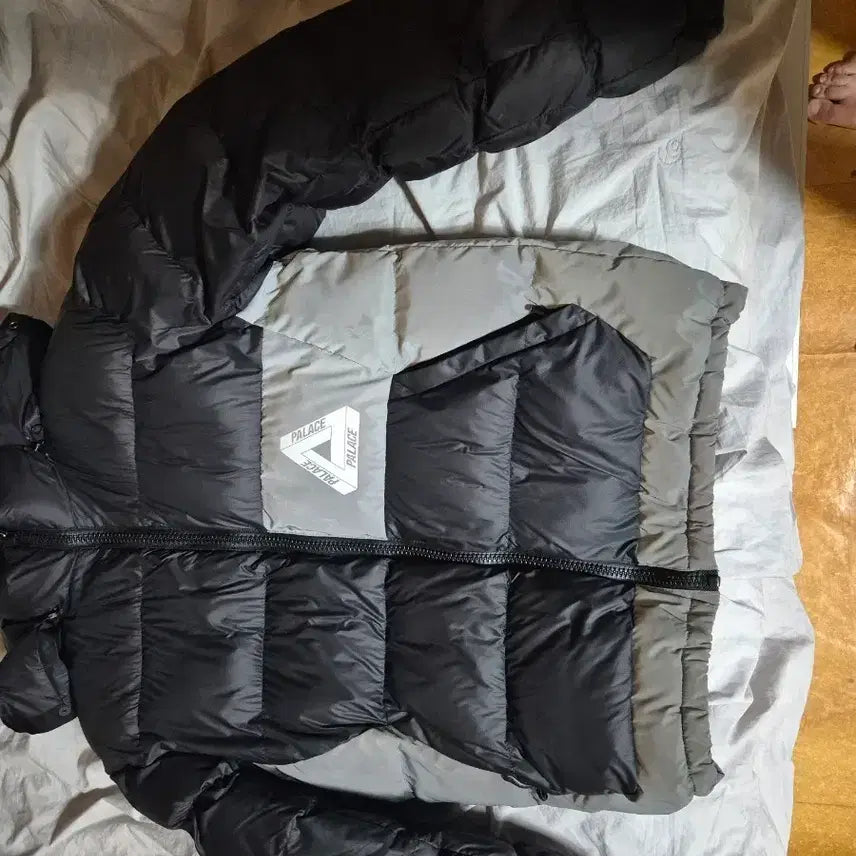 [BUNJANG] Palace Reflective Padded Jacket (Size S) / 팔라스 리플렉티브 블랙/그레이 패딩 점퍼 (S사이즈)