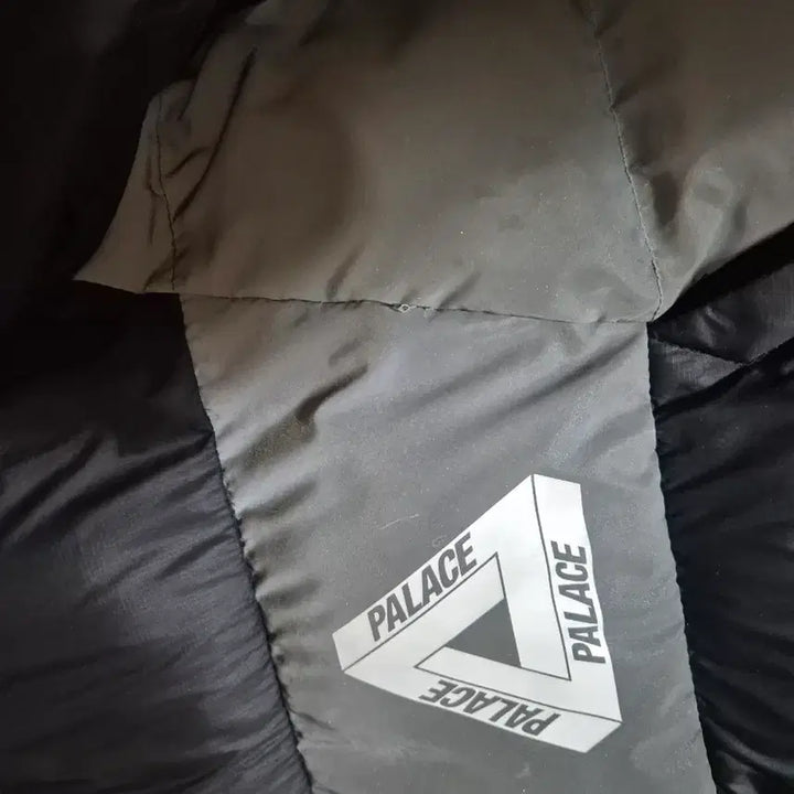 [BUNJANG] Palace Reflective Padded Jacket (Size S) / 팔라스 리플렉티브 블랙/그레이 패딩 점퍼 (S사이즈)