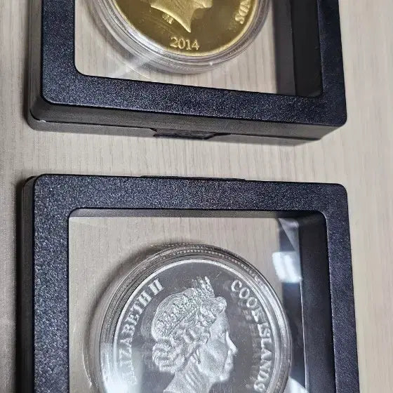 [BUNJANG] Hello Kitty 40th Anniversary Commemorative Coin Set / (정품)헬로키티 40주년 기념 주화 금/은색 2종 일괄