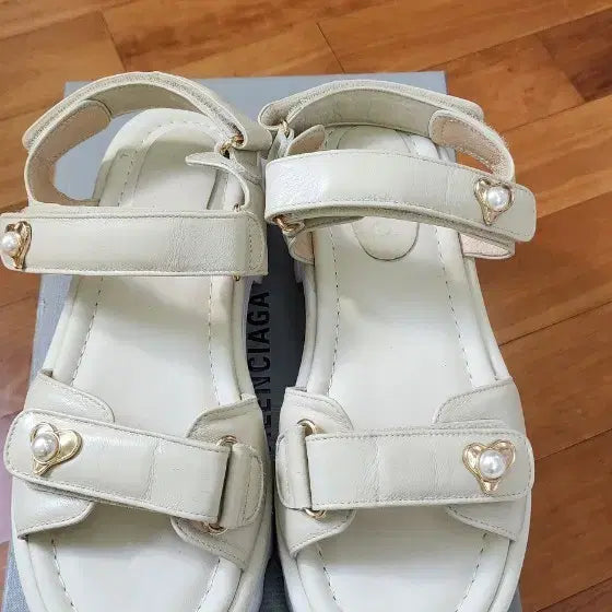 [SOLD OUT] 오즈세컨 진주 벨크로 샌들 아이보리 245