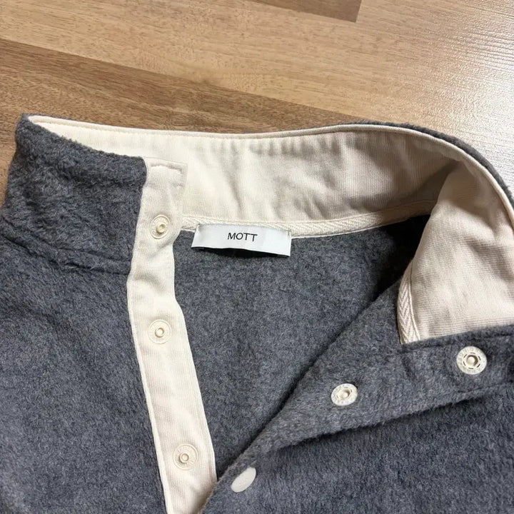 [BUNJANG] Mot Button Pullover Fleece Sweatshirt - Grey / 모트 버튼 풀오버 플리스 그레이 후리스 맨투맨