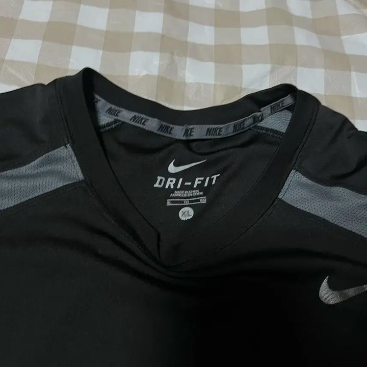 [SOLD OUT] 나이키 드라이핏 반팔 XL 트레이닝복 배색 운동복 기능성