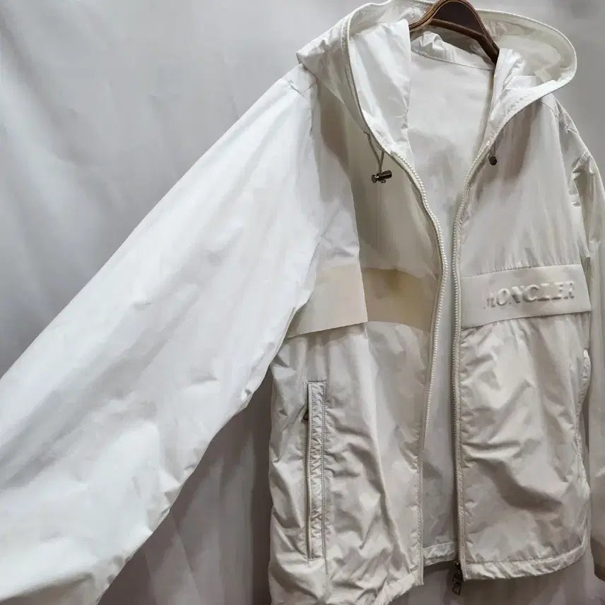 [SOLD OUT] (정품)몽클레어 화이트 후드 바람막이 남성 자켓_매장판