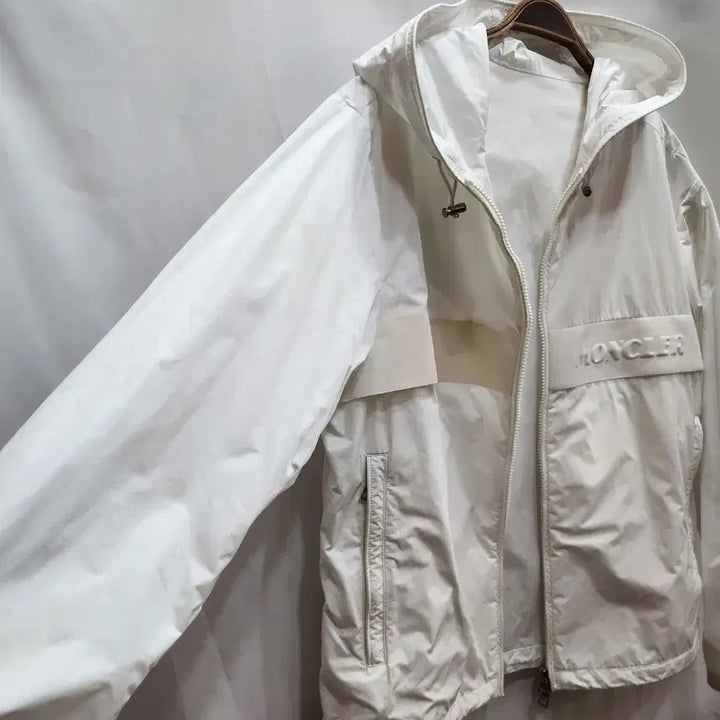 [SOLD OUT] (정품)몽클레어 화이트 후드 바람막이 남성 자켓_매장판