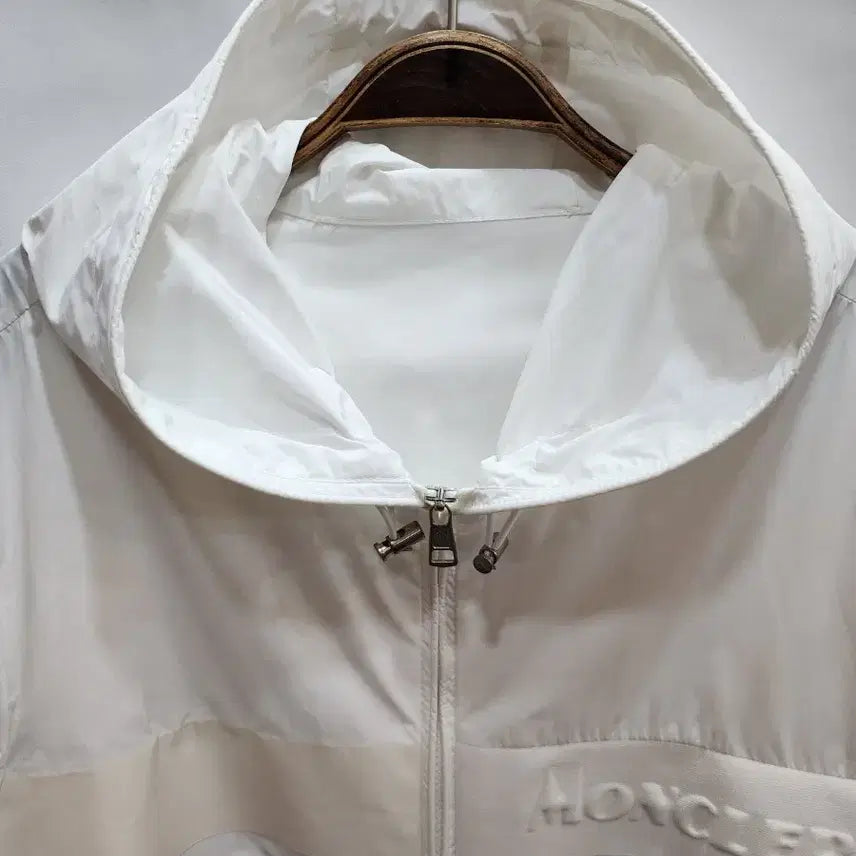 [SOLD OUT] (정품)몽클레어 화이트 후드 바람막이 남성 자켓_매장판