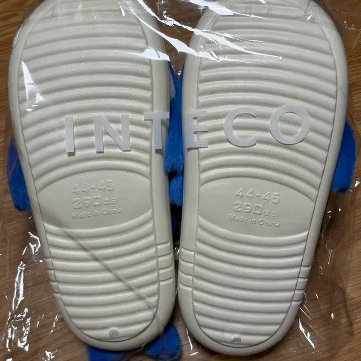 [SOLD OUT] 블루아카이브 호시노 털 슬리퍼 L사이즈