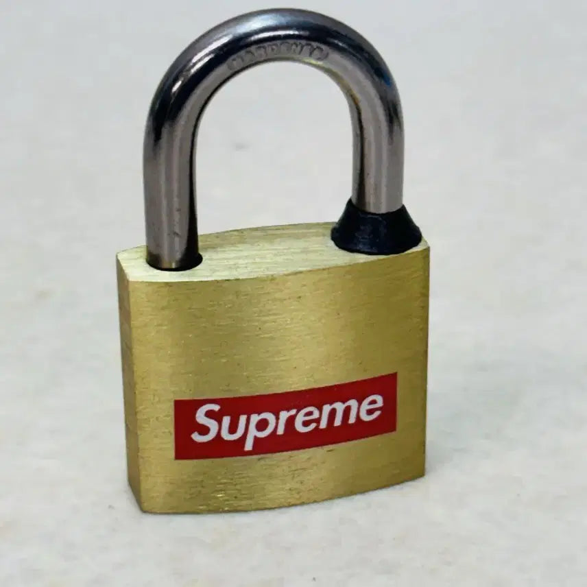 [SOLD OUT] 슈프림 자물쇠,열쇠 키체인 Keychain 미사용 새제품 팝니다.