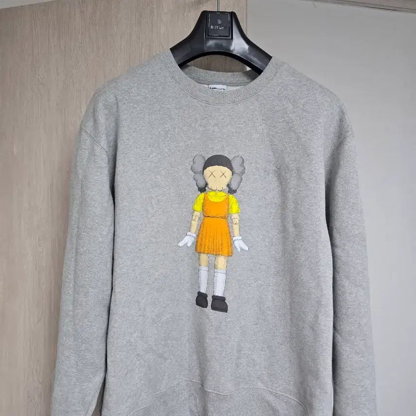 [SOLD OUT] 미품) 카우스 영희 아트 콜라보 맨투맨 그레이 2사이즈