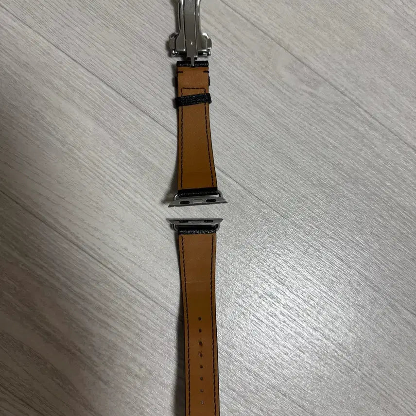 [BUNJANG] Apple Watch Black Leather Strap with Deployment Buckle / 애플워치10 블랙 가죽 스트랩