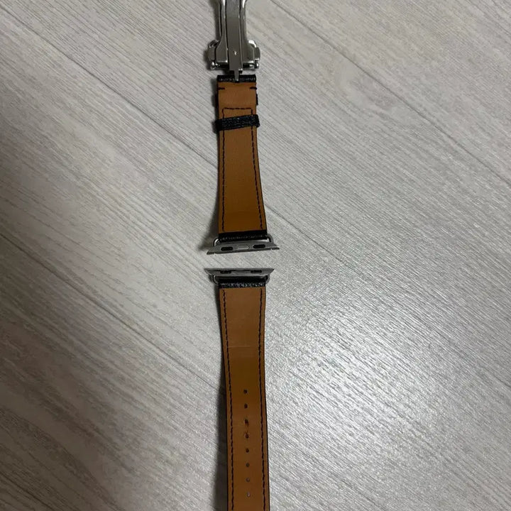 [BUNJANG] Apple Watch Black Leather Strap with Deployment Buckle / 애플워치10 블랙 가죽 스트랩