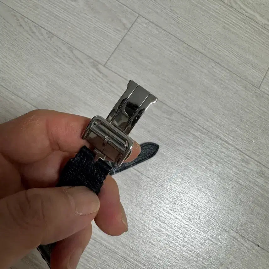[BUNJANG] Apple Watch Black Leather Strap with Deployment Buckle / 애플워치10 블랙 가죽 스트랩