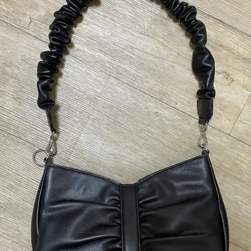 [BUNJANG] Pauls Boutique Bella Shirring Black Shoulder Bag with 4 Straps / 폴스부띠끄 벨라 셔링 블랙 숄더백+가방끈 4개