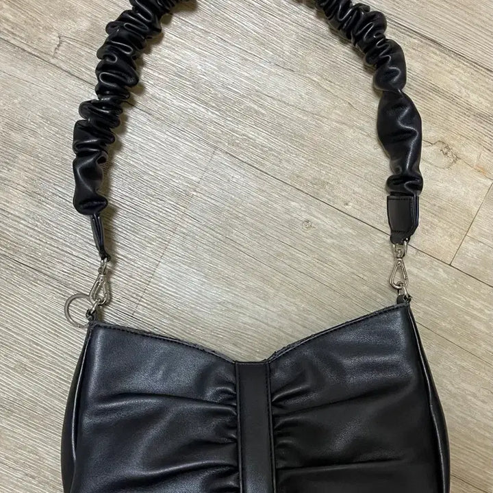 [BUNJANG] Pauls Boutique Bella Shirring Black Shoulder Bag with 4 Straps / 폴스부띠끄 벨라 셔링 블랙 숄더백+가방끈 4개