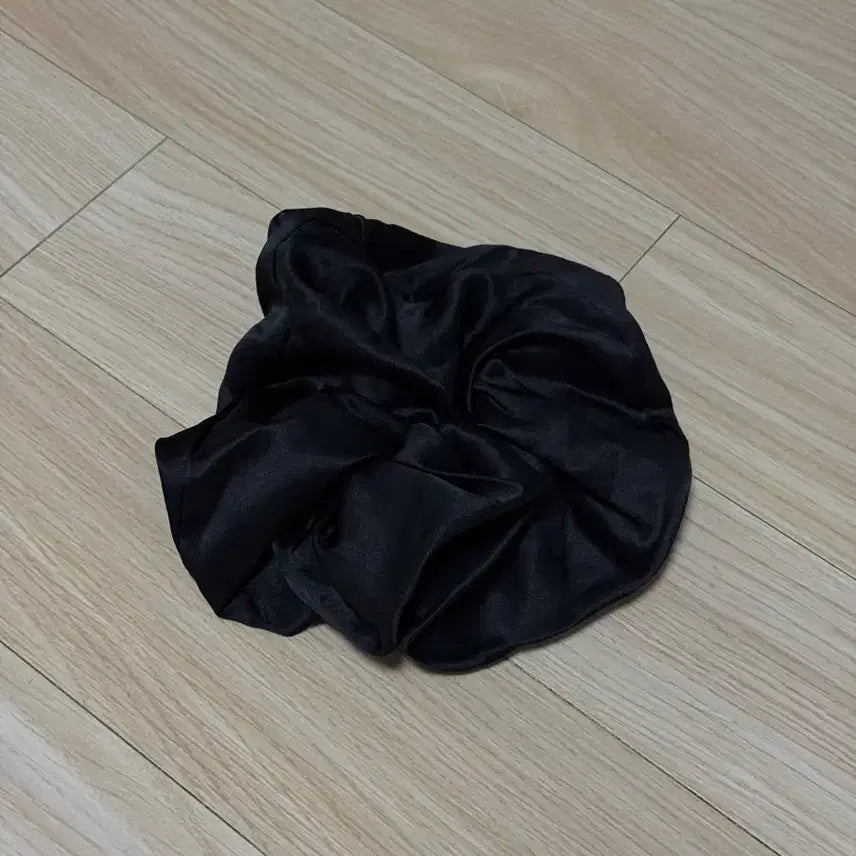 [SOLD OUT] 부희 실크 스크런치 M