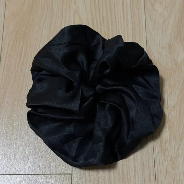 [SOLD OUT] 부희 실크 스크런치 M