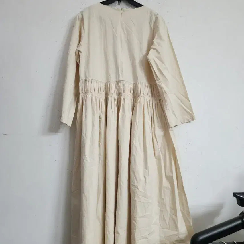 [BUNJANG] Ivory Long Dress with Shirring Detail / 아이보리 롱 원피스 셔링 디자인